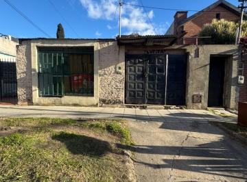 Casa · 433m² · 1 Cochera · Tres Casas, Local y Garaje Sobre Lote de 433 m²