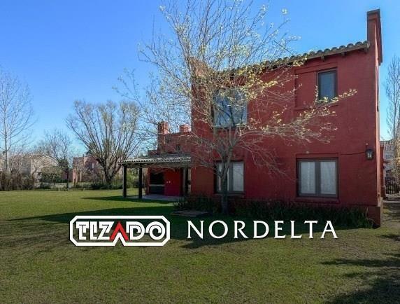 Casa · 210m² · 5 Ambientes · 1 Cochera