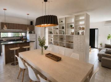 Casa · 120m² · 4 Ambientes · 3 Cocheras · Casa en Funes