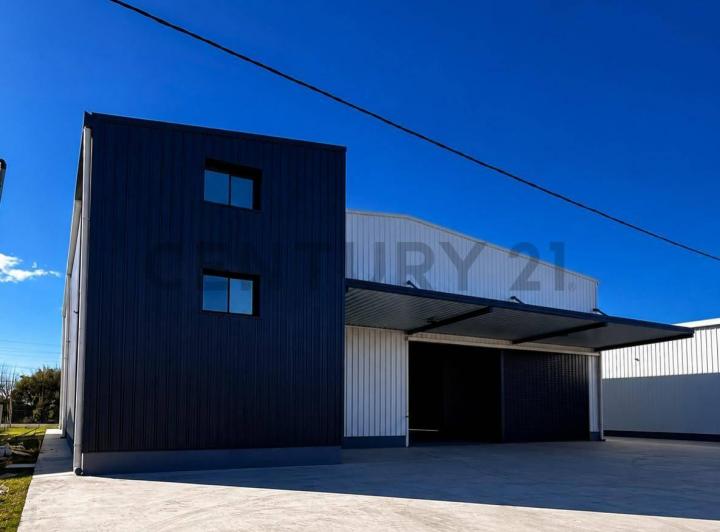 Bodega-Galpón · 690m² · 4 Ambientes