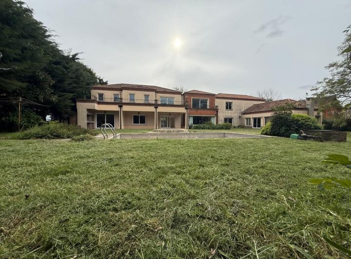 Casa · 2200m² · 6 Ambientes · 5 Cocheras