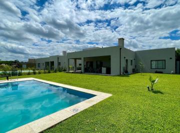 Casa · 200m² · 6 Ambientes · 4 Cocheras · Casa en Una Planta en Venta en San Matias con Piscina y Parquizacion