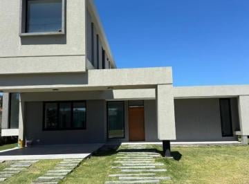 Casa · 227m² · 4 Ambientes · El Rebenque - Propiedad Estilo Moderno de Cuatro Ambientes