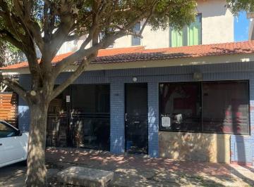 Casa · 151m² · 6 Ambientes · 1 Cochera · Venta de Casa de 4 Dorm., Garaje, Patio Seco, Local. Barrio Belgrano. Rosario.