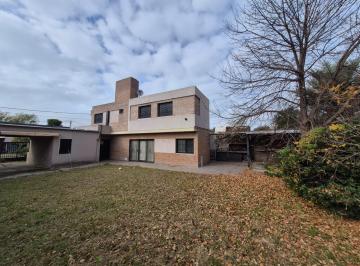 Casa · 152m² · 4 Ambientes · 2 Cocheras · Casa de 3 Dorm., Dos Cocheras en Pueblo Esther