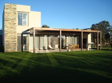 Casa · 232m² · 7 Ambientes · 2 Cocheras · Casa en Venta en Pergamino en Barrio Cerrado