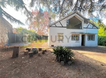 Casa · 800m² · 6 Ambientes · 1 Cochera · Casa de Tres Dorm. en Alquiler