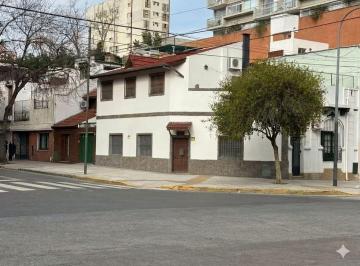 Casa de 4 ambientes, Villa Urquiza · Dueño Alquila Casa en Lote Propio en Esquina