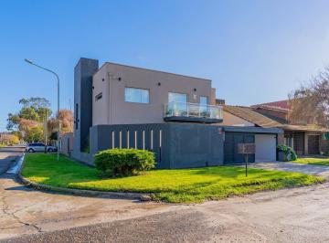Casa · 227m² · 4 Ambientes · 2 Cocheras · Casa - 4 Ambientes - Pileta - Moderna - Zacagnini