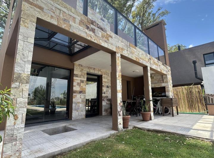Casa · 140m² · 4 Ambientes · 1 Cochera