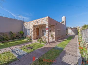 Casa · 104m² · 4 Ambientes · 2 Cocheras · Venta Casa 4 Ambientes con Jardin con Quincho Equipado en Loma Hermosa