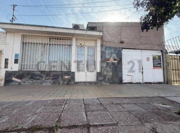Casa · 262m² · 7 Ambientes · 6 Cocheras · Century21 López Ofrece a La Venta Casa con Departamento Independiente y Gran Galpón Techado.