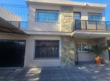 Casa · 190m² · 5 Ambientes · 1 Cochera · Casa en Venta Godoy Cruz 4 Dormit. 2 Baños Cochera Triple Apta Credito