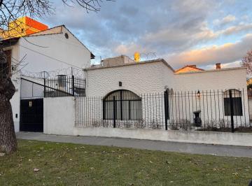 Casa · 99m² · 2 Ambientes · 1 Cochera · Esquina Estratégica en Bernal | Ideal Para Uso Comercial, Profesional o Inversión