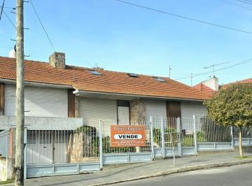 Casa · 222m² · 6 Dormitorios · 4 Cocheras · Venta Chalet 6 Dorm.. Escritorio. Jardin. Chauvin