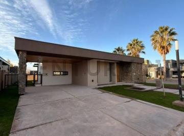 Casa · 204m² · 4 Ambientes · 2 Cocheras · Casa Petra en Venta - Barrio Estancia Bulnes