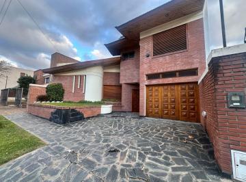 Casa · 180m² · 4 Ambientes · 2 Cocheras · Casa 4 Amb en Venta con Pileta y Parque en Lomas