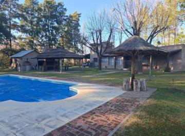 Casa · 207m² · 5 Ambientes · 1 Cochera · Casa en Funes