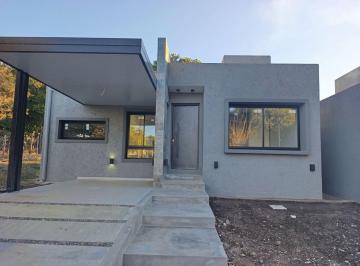 Casa · 400m² · 2 Dormitorios · 2 Cocheras · Casa Ala Venta en Villa Catalina E53