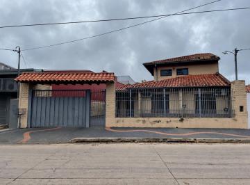 Casa · 490m² · 3 Dormitorios · 4 Cocheras · Casa en Venta 3 Dorm. en Villa Adela Luque