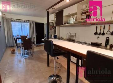 PH · 2 Dormitorios · Casa Tipo PH en Alquiler de 3 Ambientes en Quilmes Este