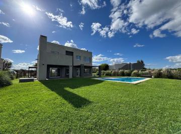 Casa · 247m² · 6 Ambientes · 2 Cocheras · Casa en San Matias