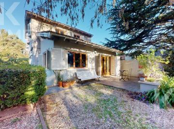 Casa · 250m² · 8 Ambientes · 2 Cocheras · Casa de 4 Dorm. con Pileta en Venta en City Bell