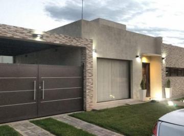 Casa de 7 ambientes, Luzuriaga · Casa en Venta - 3 Dorm, 2 Baños y Cochera Ubicada en El Barrio Lago del Torreón