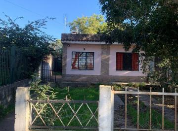 Casa · 101m² · 5 Ambientes · 1 Cochera · Venta Dos Casas en Mismo Padron, Gg, Fondo, P. blancas