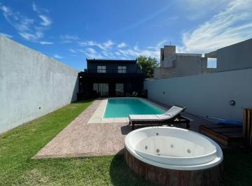 Casa · 80m² · 2 Ambientes · 3 Cocheras · Casa con Pileta y Jacuzzi San Vicente