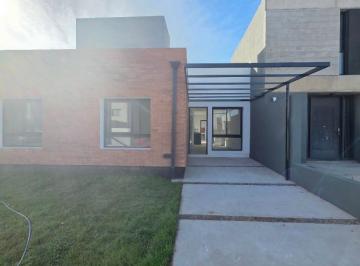 Casa · 68m² · 3 Ambientes · 1 Cochera · Duplex en Venta 2 Dorm. Cochera Patio Asador