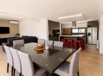 Casa · 200m² · 4 Ambientes · 2 Cocheras · Alquiler Casa Chacras Maipu