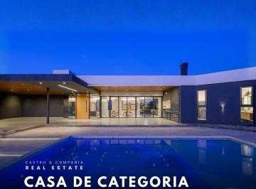 Casa · 240m² · 7 Ambientes · 1 Cochera · Venta Casa de Categoría 3 Dorm. con Piscina en Carlos Paz Golf - San Antonio de Arredondo