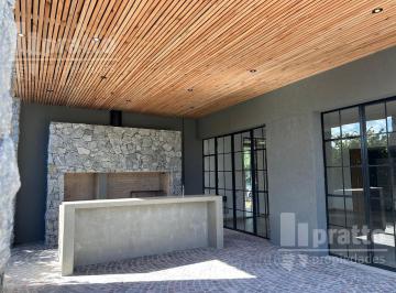 Casa · 200m² · 5 Ambientes · 1 Cochera · Casa en Venta de 3 Dorm. en San Matias Escobar
