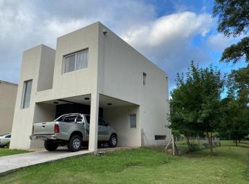 Casa · 160m² · 4 Ambientes · 1 Cochera · Casa Venta 4 Ambientes La Angelica Pilar Permuta