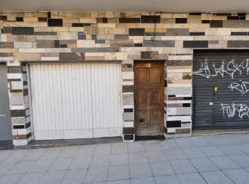 PH · 105m² · 2 Dormitorios · Venta PH 3 Ambientes en Bernal Oeste, con Garaje y Local Al Frente.