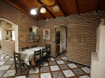 Casa · 148m² · 4 Ambientes · Casa de 3 Dorm. con Parque, Pileta y Quincho en Gonnet - Venta