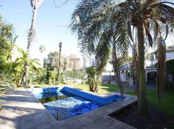 Casa · 148m² · 4 Ambientes · Casa de 3 Dorm. con Parque, Pileta y Quincho en Gonnet - Venta