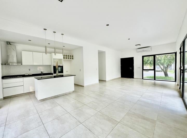 Casa · 130m² · 4 Ambientes · 3 Cocheras