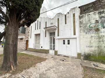 Casa · 185m² · 6 Ambientes · 1 Cochera · Casa 4/5 Dorm.. Apta Uso Institucional. Cochera y Jardín Trasero. Excepcional.