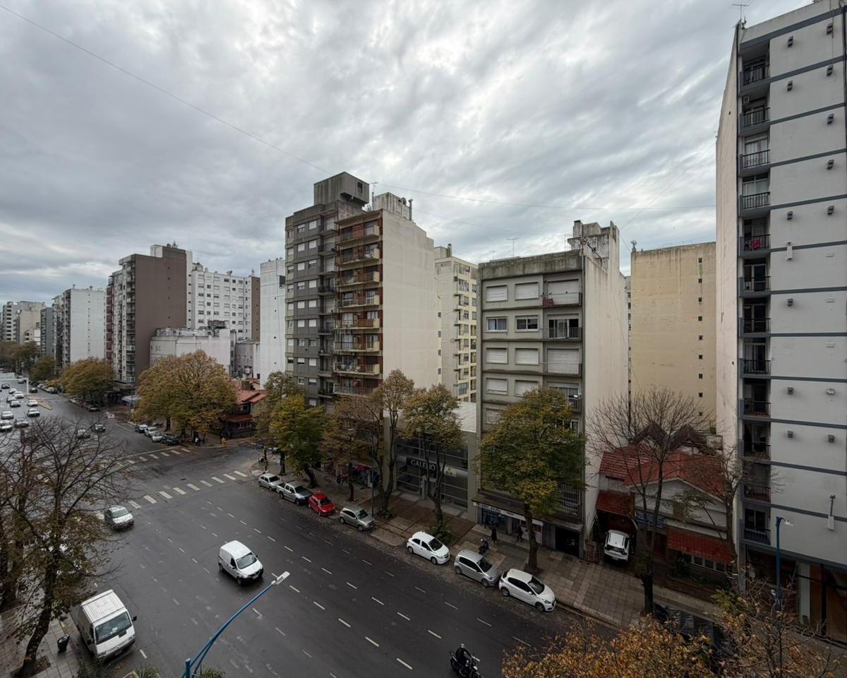 Departamento de 1 ambiente a la calle con balcón, ubicado sobre Avenida Colón al 2600