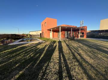 Casa · 120m² · 2 Dormitorios · Alquiler Comercial - Propiedad en Venta - Pte, Perón Al 200 Bis, Barrio Funes Norte
