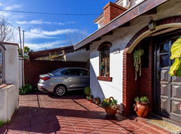 Casa · 127m² · 4 Ambientes · 1 Cochera · Venta Casa 4 Amb V. Adelina Jardin Pileta Parrilla