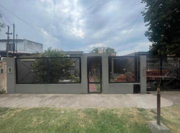Casa · 104m² · 4 Ambientes · 3 Cocheras · Excelente Ubicacion, Consultar por Facilidades.