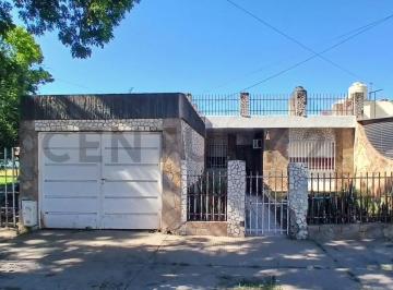 Casa · 172m² · 5 Ambientes · 1 Cochera · Venta Casa 3 Dorm. con Amplio Jardín y Pileta en Villa Gobernador Gálvez
