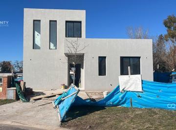 Casa · 220m² · 5 Ambientes · 2 Cocheras · Venta Casa Pilar del Este Santa Lucía
