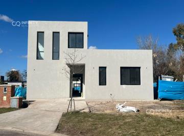 Casa · 220m² · 5 Ambientes · 2 Cocheras · Venta Casa Pilar del Este Santa Lucía