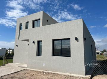 Casa · 220m² · 5 Ambientes · 2 Cocheras · Venta Casa Pilar del Este Santa Lucía