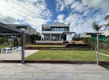 Casa · 380m² · 4 Dormitorios · 2 Cocheras · Casa en Alquiler Anual en El Barrio Yacht, Nordelta