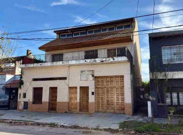 Casa · 424m² · 6 Ambientes · 3 Cocheras · Casa con 6 Departamentos en Venta en Temperley